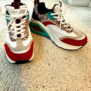 Women’s platform Sketchers sneakers